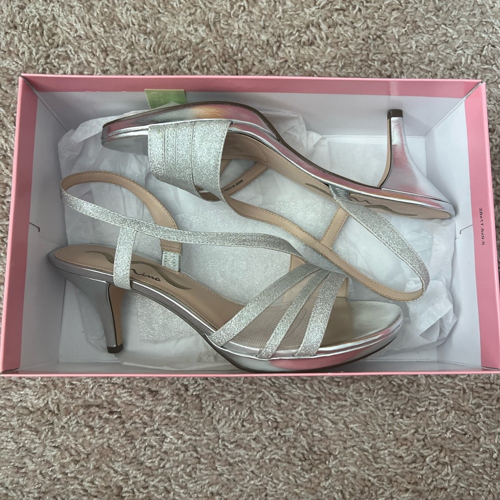 Nina Women’s Silver Glitter Crystal Slingback Mid-heel evening sandal size 7.5